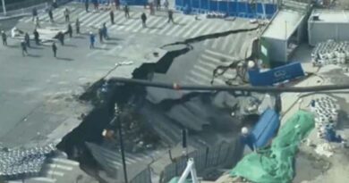 चीन में सड़क धंसी, 20 मीटर चौड़ा गड्ढा बना, पाइपलाइन फटने से हादसा