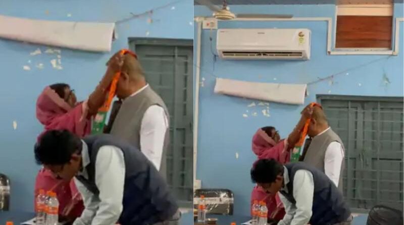 Indian National Congress नेत्री उर्मिला साकेत की नाराजगी, अधिकारी को पहनाया भाजपा का पट्टा