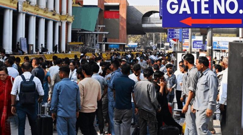 होली से पहले स्टेशनों पर उमड़ी भीड़, रेलवे ने बढ़ाई तैयारियां