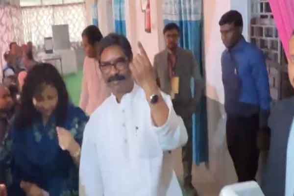 झारखंड में हेमंत सोरेन और पत्नी ने डाला वोट, आम जनता को किया प्रेरित