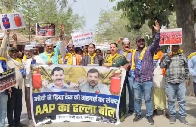 सिलिंडर की किल्लत और कालाबाजारी के खिलाफ प्रदर्शन, सरकार विरोधी नारे लगाकर राष्ट्रपति के नाम सौंपा ज्ञापन