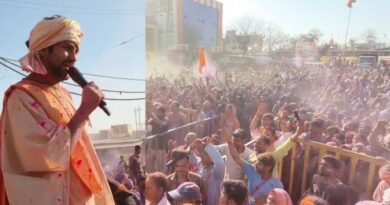होली की हुड़दंग में रंगे दिखे बाबा बागेश्वर, छतरपुर में विदेशी मेहमान भी हुए रंगों में सराबोर