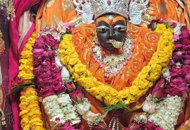 यहां इंसान नहीं दिव्य शक्ति करती है मां शारदा का शृंगार, सदियों से जल रहा चमत्कारी दीपक