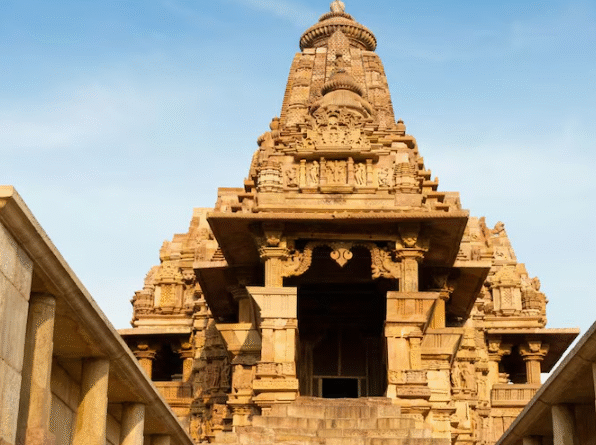 800 से ज्यादा मूर्तियां और बड़े पत्थरों को काटकर बनाया गया है खजुराहो का यह मंदिर, देखते रह जाएंगे इसकी खूबसूरती
