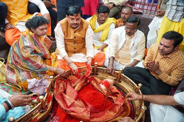 मुख्यमंत्री डॉ. यादव ने सपत्नीक अंगारेश्वर महादेव का पूजन-दर्शन कर अभिषेक किया