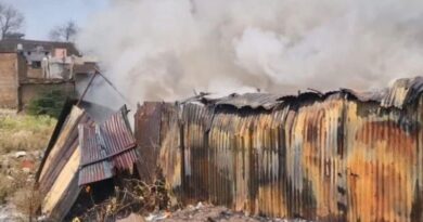 प्लास्टिक फैक्ट्री में लगी भीषण आग, आसमान में दूर से दिखा धुएं का गुबार, 5 टैंकरों ने बुझाई आग