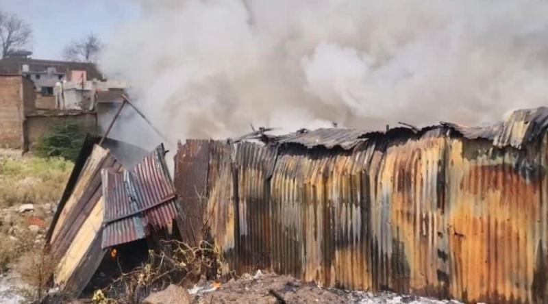 प्लास्टिक फैक्ट्री में लगी भीषण आग, आसमान में दूर से दिखा धुएं का गुबार, 5 टैंकरों ने बुझाई आग