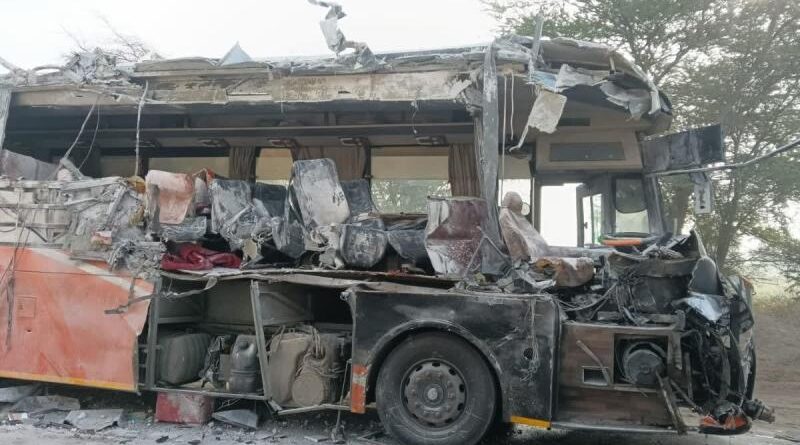 हनुमानगढ़ में सड़क हादसा: बस और ट्रक की टक्कर में 5 लोगों की मौत