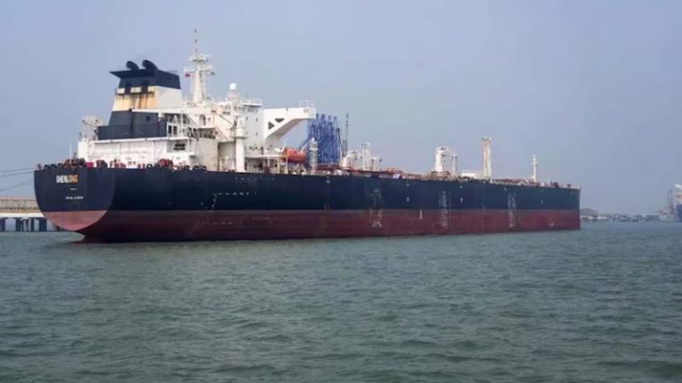 भारतीय टैंकर ‘जग लाडकी’ UAE से 81 हजार टन कच्चा तेल लेकर गुजरात पहुंचा