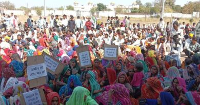 विस्थापन और मुआवजे की मांग पर किसानों-आदिवासियों का धरना