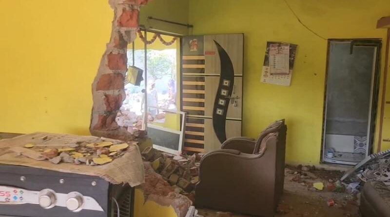 विदिशा में दबंगों का कहर: तहसील से लगे मकान को तोड़ा, सीसीटीवी का डीवीआर भी उड़ा लिया