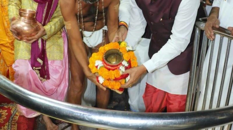 मुख्यमंत्री डॉ. यादव ने ममलेश्वर में जलाभिषेक एवं पूजन किया