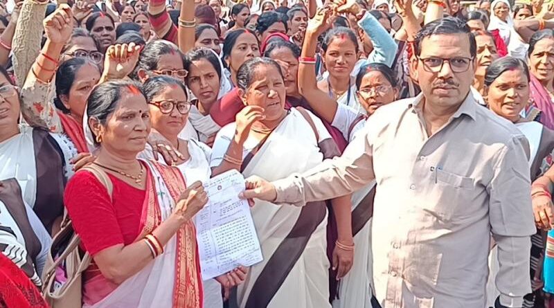 आशा कंफेक्शनरी फैक्ट्री में कर्मचारियों की हड़ताल, शोषण का लगाया आरोप