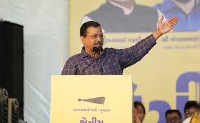 गुजरात में केजरीवाल का सियासी हमला, बोले- झाड़ू चलाओ और अपनी सरकार बनाओ