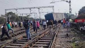 कटनी में बड़ा रेल हादसा, स्टेशन के पास मालगाड़ी के 5 डिब्बे पटरी से उतरे