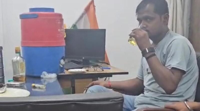 ऑफिस टाइम में शराब पार्टी! रीवा के सरकारी कार्यालय में बाबू पकड़ा गया