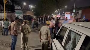 बंद कार में मिली दो भाइयों की लाश, 10 घंटे से सड़क किनारे खड़ी थी गाड़ी