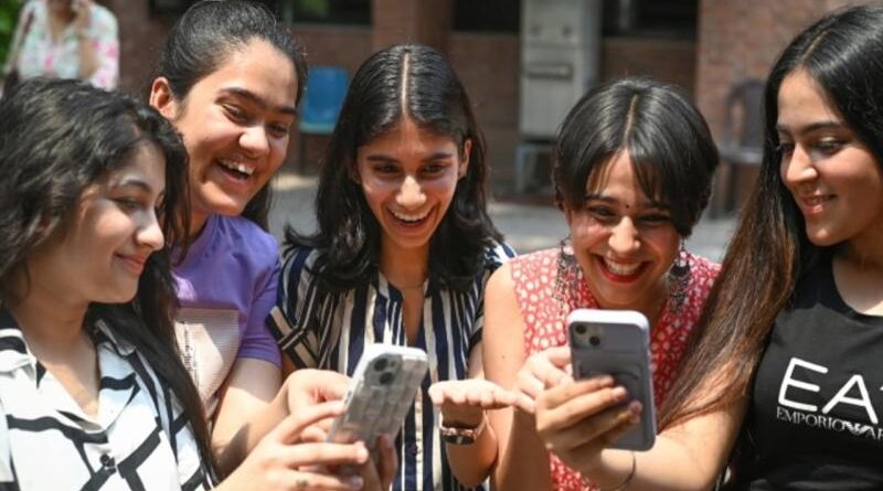 यूपी बोर्ड रिजल्ट जारी: 10वीं में 90.42% और 12वीं में 80.38% पास, बेटियों ने मारी बाज़ी