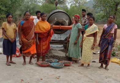 ईंट निर्माण कार्य से आत्मनिर्भर बन रही हैं समूह की महिलाएं