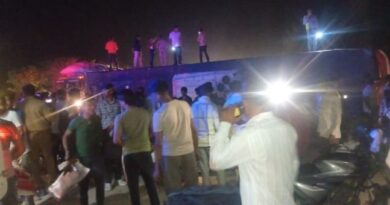 मथुरा में बड़ा सड़क हादसा: तेज रफ्तार स्लीपर बस पलटी, चीख-पुकार के बीच 20+ लोग जख्मी