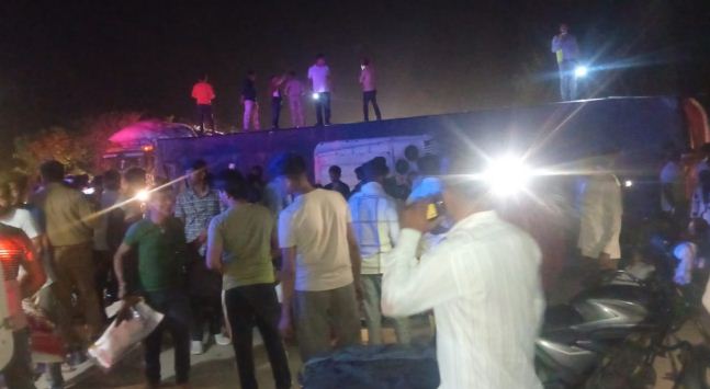 मथुरा में बड़ा सड़क हादसा: तेज रफ्तार स्लीपर बस पलटी, चीख-पुकार के बीच 20+ लोग जख्मी