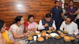 सीएम डॉ. यादव ने चखे कचौड़ी और पूरी-राम भाजी के स्वाद