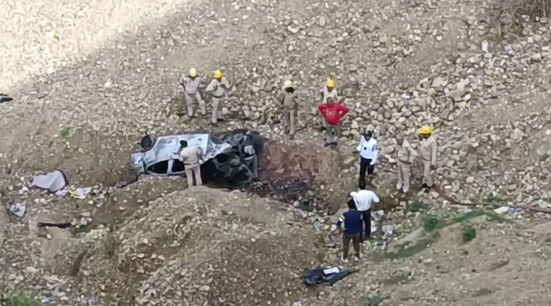 खाई में गिरी कार, आग लगते ही दो जिंदगियां खत्म—चिंतपूर्णी हादसा