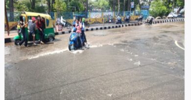 भोपाल में लोक भवन के सामने सड़क धंसी, पानी बहने से बिगड़े हालात
