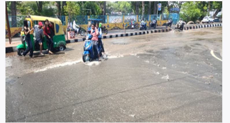 भोपाल में लोक भवन के सामने सड़क धंसी, पानी बहने से बिगड़े हालात