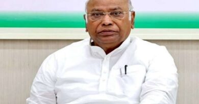 चुनाव से पहले सियासी घमासान: पीएम मोदी पर बयान को लेकर खरगे को EC का नोटिस