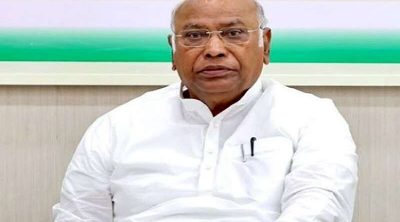 चुनाव से पहले सियासी घमासान: पीएम मोदी पर बयान को लेकर खरगे को EC का नोटिस