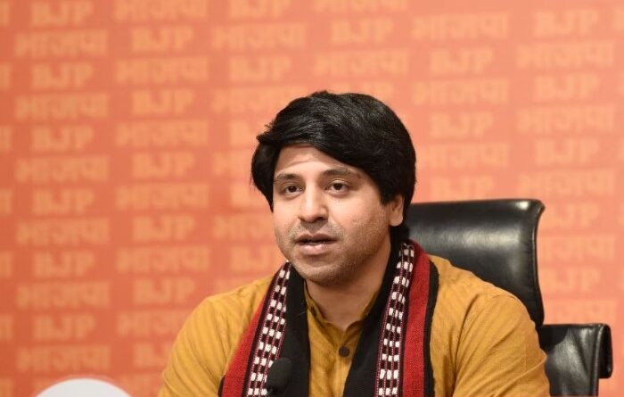 जनेऊ उतरवाने के आरोपों से गरमाई राजनीति, BJP ने उठाए सवाल