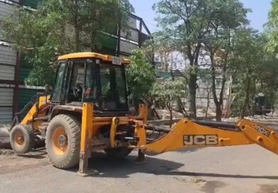 बिल्डर की मनमानी से बड़ा खतरा: बिना सुरक्षा उपायों के खुदाई ने नोएडा की सर्विस रोड को लील लिया।