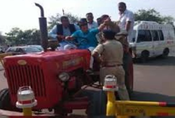 ट्रैक्टर से विधानसभा पहुंचे MLA, पुलिस से झड़प; ‘नारी शक्ति वंदन’ पर गरमाई राजनीति