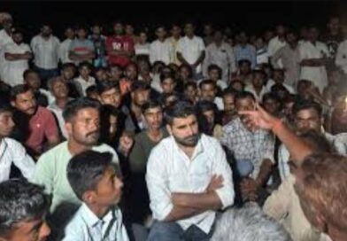 धरने पर बैठे विधायक भाटी, पुलिस से नोंकझोंक के बीच हंगामा