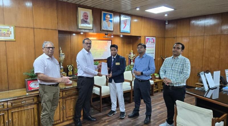 भोपाल मंडल के ‘सेफ्टी हीरोज’: डीआरएम ने संरक्षा में मिसाल पेश करने वाले 6 कर्मियों को नवाजा।