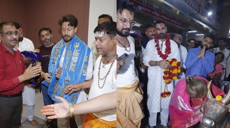 महाकाल की शरण में सितारे: अक्षय कुमार, टाइगर श्रॉफ और डिंपल कपाड़िया ने किए दर्शन
