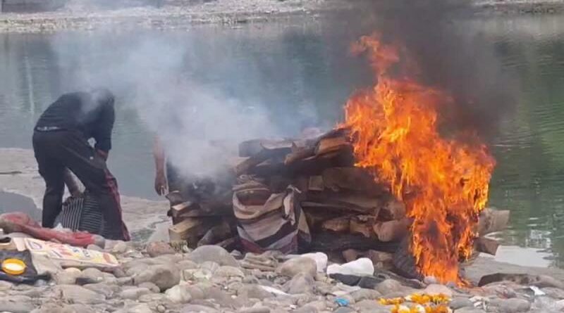 शर्मनाक हालात! बेटी के अंतिम संस्कार के लिए नहीं मिली लकड़ी, डीजल-टायर से किया दाह संस्कार