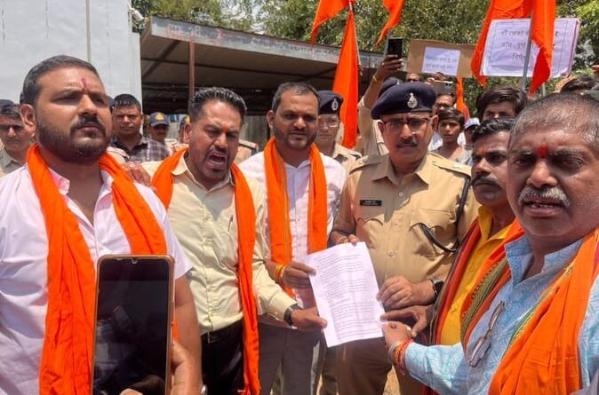 भोपाल में गौ-वंश पर क्रूरता: गांधी नगर में दो गायों की चोरी और वध की आशंका से तनाव।