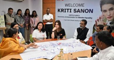 कृति सैनन पहुंचीं भोपाल, कक्षा से पंचायत तक विकास कार्यों का लिया जायजा