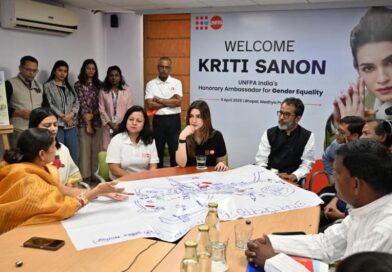 कृति सैनन पहुंचीं भोपाल, कक्षा से पंचायत तक विकास कार्यों का लिया जायजा