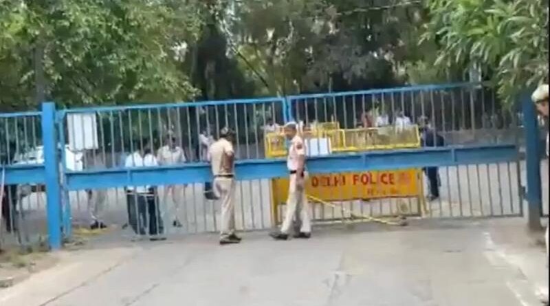 दिल्ली में कांग्रेस नेता पवन खेड़ा के घर असम पुलिस का छापा, पासपोर्ट विवाद उभरा