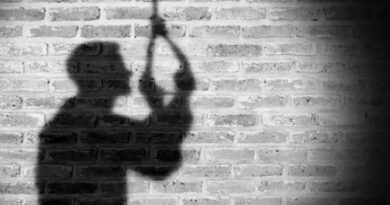 बेवफाई से टूटकर पति ने पत्नी के सामने उठाया खौफनाक कदम