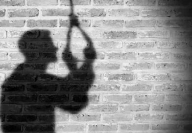 बेवफाई से टूटकर पति ने पत्नी के सामने उठाया खौफनाक कदम