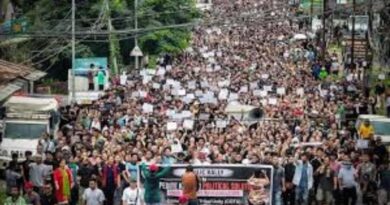 मणिपुर में शांति की मांग को लेकर उग्र प्रदर्शन, हजारों लोग सड़कों पर