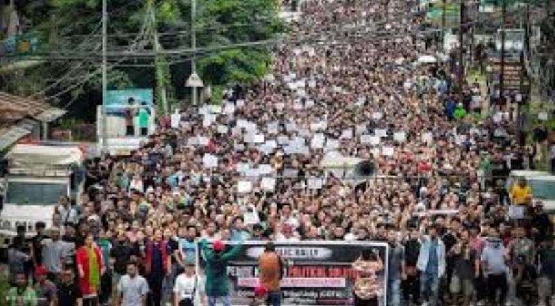 मणिपुर में शांति की मांग को लेकर उग्र प्रदर्शन, हजारों लोग सड़कों पर