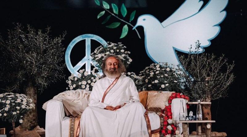 हर अपराधी के भीतर छिपा होता है इंसान: श्री श्री रविशंकर ने बताया करुणा से बदलता है नजरिया