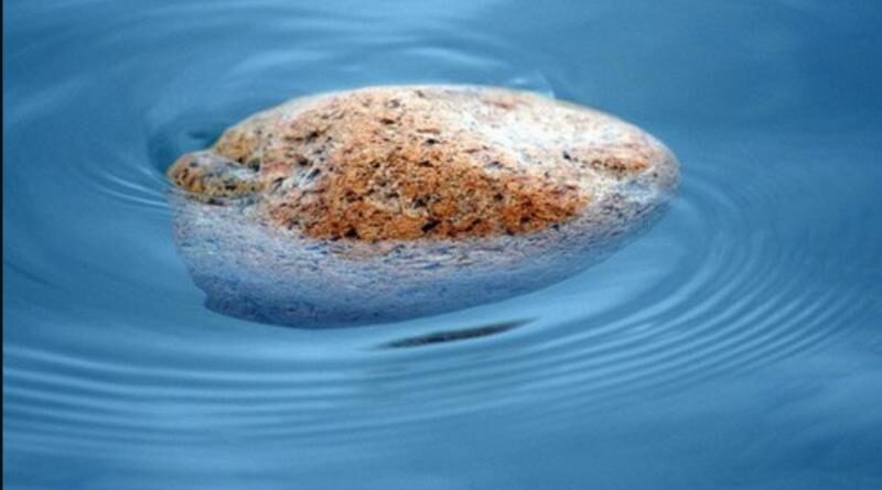 हैदराबाद का चमत्कार: 800 साल पुराने मंदिर में पानी पर तैर रहा है भारी-भरकम पत्थर