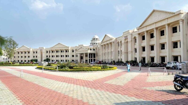 भीषण गर्मी में लंबी क्लासेस से छात्र परेशान