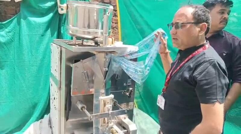 पानी पाउच फैक्ट्री पर फिर कार्रवाई, मशीनें दोबारा की गईं सील